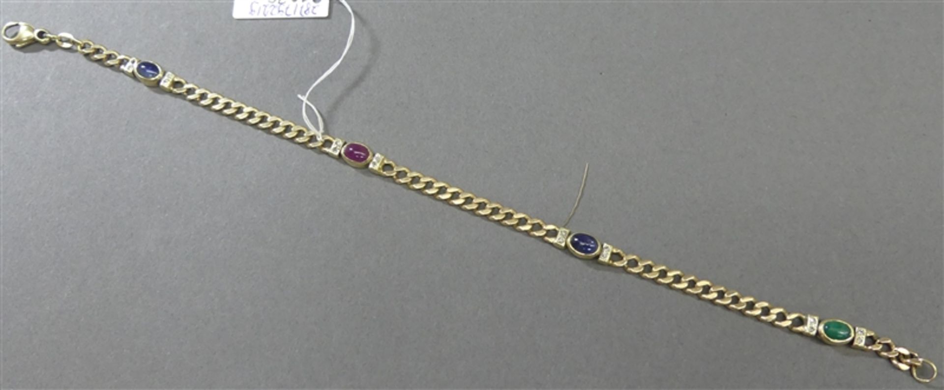 Armband14 kt. Gelbgold, 1 Smaragdcabochon, 1 Rubincabochon, 2 Saphircabochon, Diamantbesatz, 1