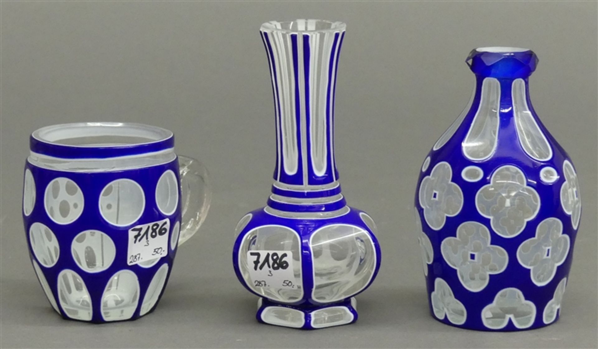 KonvolutKristall, blauer Überfang, 2 Vasen, 1 Becher, beschliffen, h 8 - 13,5 cm,