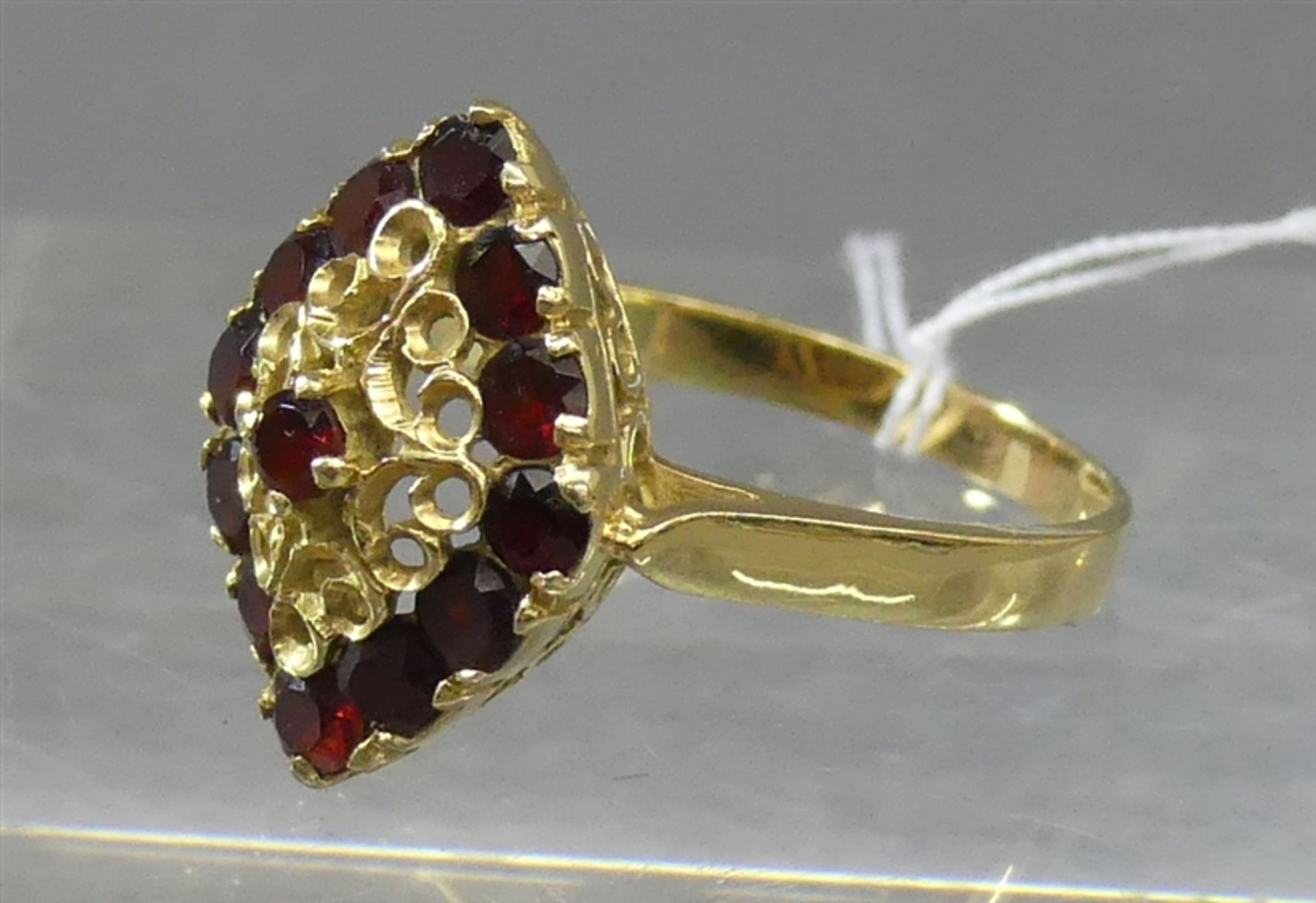 Damenring18 kt. Gelbgold, böhmische Granate, durchbrochen gearbeitet, Rautenform, ca 4,5g, RM 59,