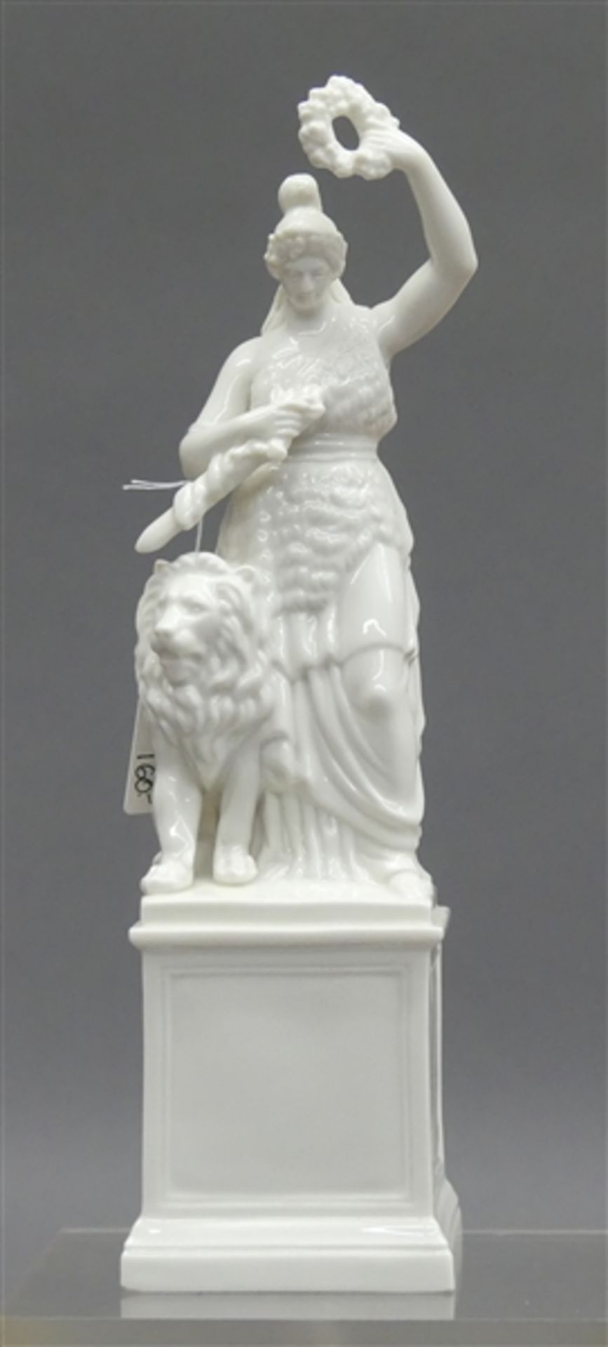 Porzellanskulpturweiß, stehende Patrona Bavaria mit Siegeskranz und Löwe, grüne Bodenmarke und
