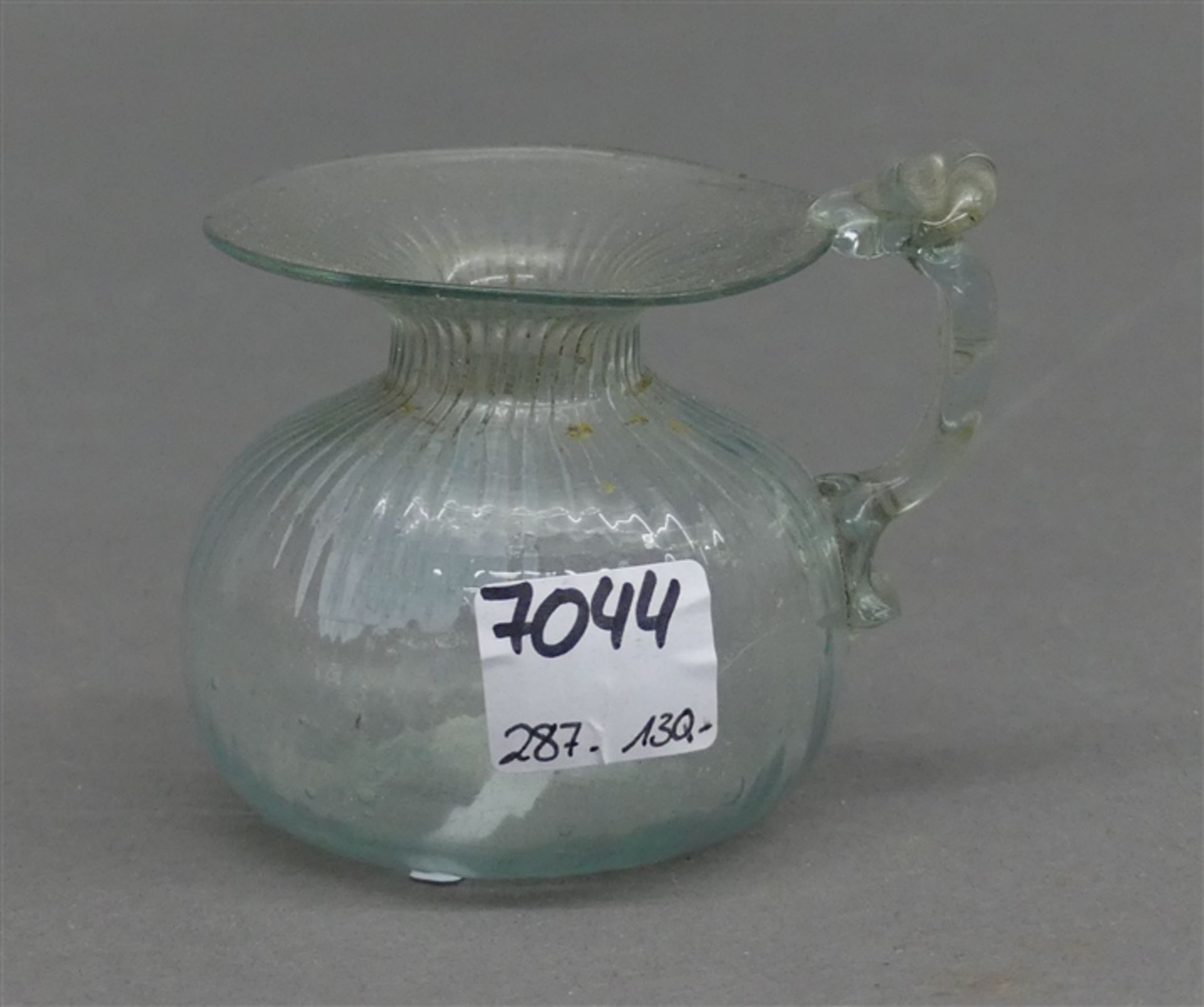 Henkelgefäß, um 1800Glas, Rillendekor, Abriss, kleiner Abschlag an Henkel, h 6 cm,