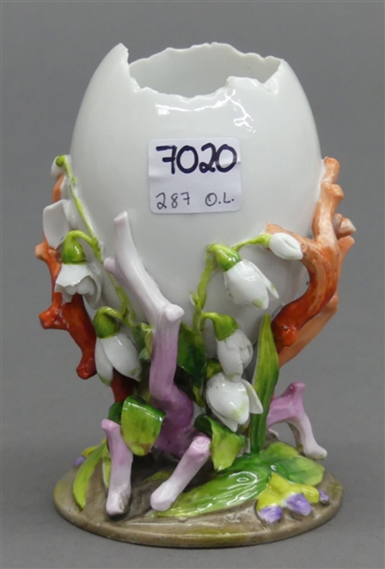 ZiereiPorzellan, bemalt, aufgearbeitetes Blumen- und Rankendekor, teilweise bestoßen, 20. Jh.,