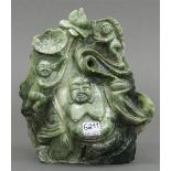 Jadeschnitzerei, 20. Jh.China, sitzender Buddha mit Lotusblüten, h 21 cm,