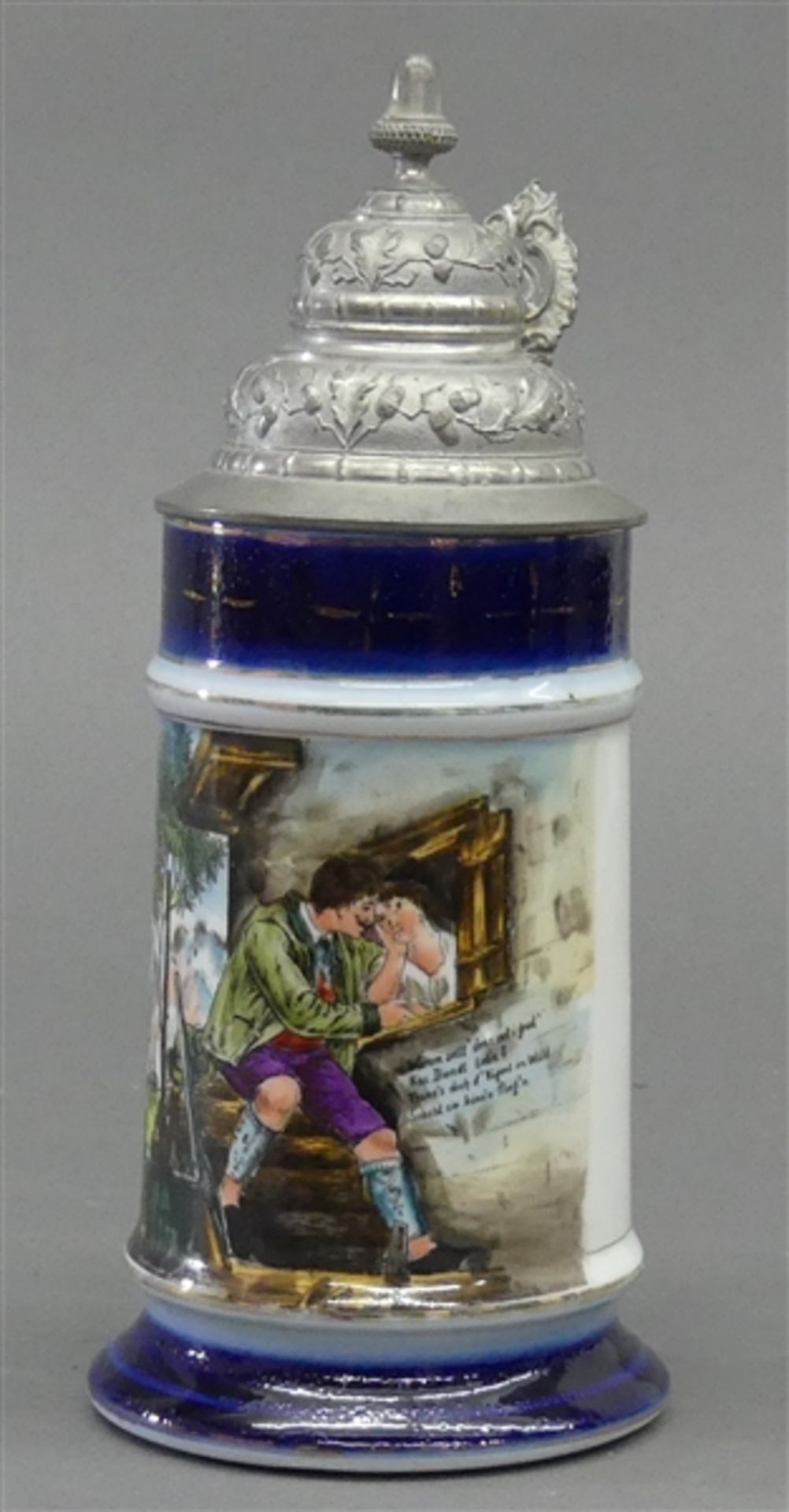Porzellankrug, um 1900galante Szene, mit Zinndeckel, Bodenbild Landschaft, h 24 cm,