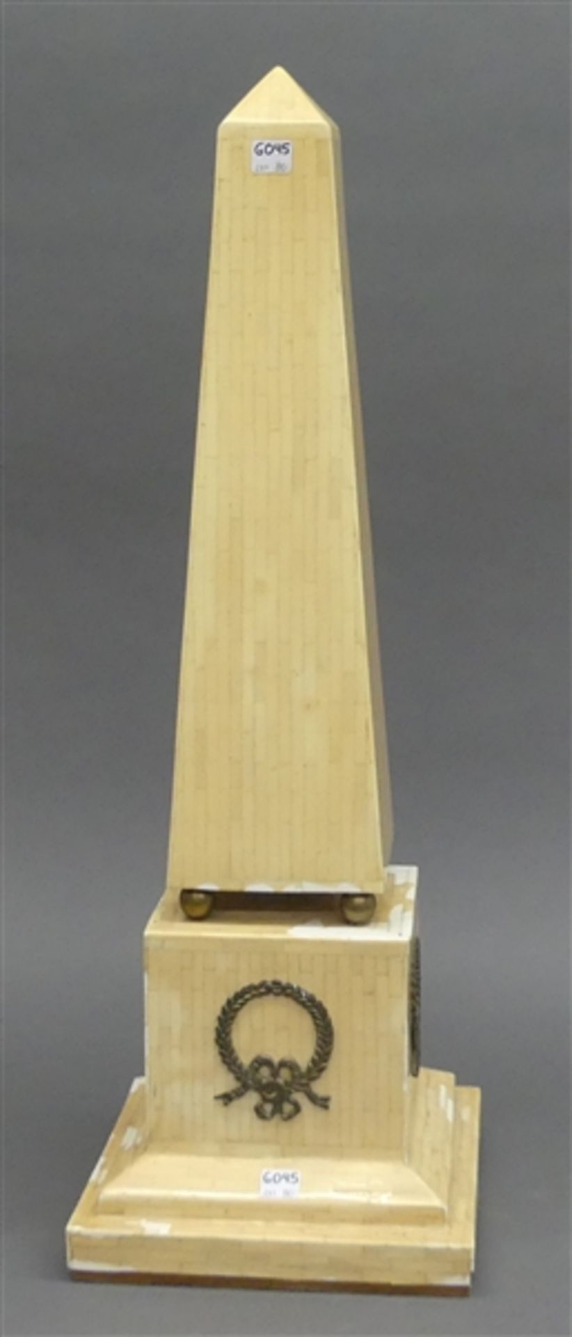 ObeliskBeinplättchen, Messingdekor, 20. Jh., teilweise beschädigt, (Schwarzlack), h 70 cm,