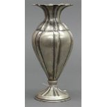 Vase800er Silber, punziert, Reliefdekor, Wellrand, 20. Jh., ca 360g, h 23 cm,