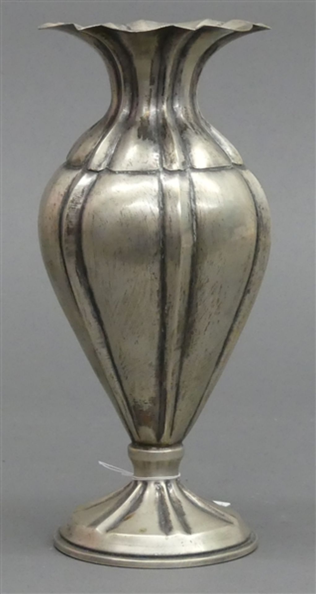 Vase800er Silber, punziert, Reliefdekor, Wellrand, 20. Jh., ca 360g, h 23 cm,