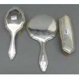 Toilettengarnitur3tlg., 835er Silber, punziert, 2 Bürsten, 1 Spiegel, facettiertes Spiegelglas,