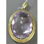 Anhänger14 kt. Gelbgold, 1 ovaler Amethyst 39x29 mm, durchbrochen gearbeitete Fassung,