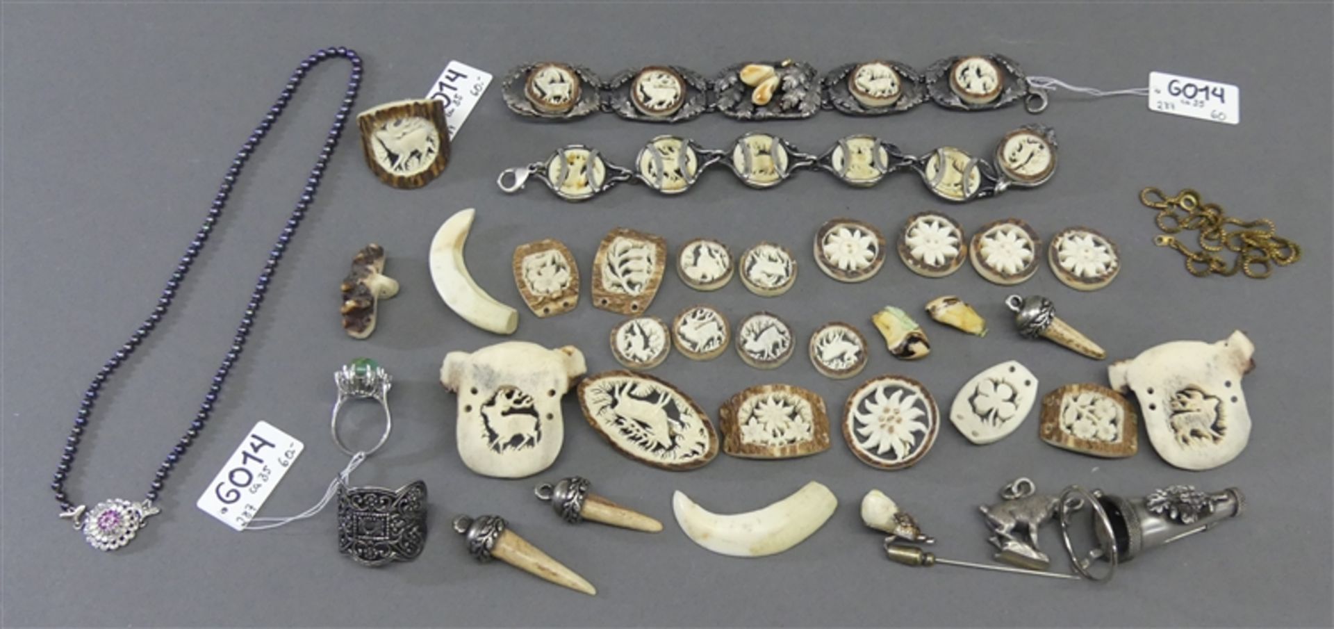 KonvolutHirschhornschnitzereien, Armbänder Huthalter, Grandln, teilweise Silber gefasst, Damenring