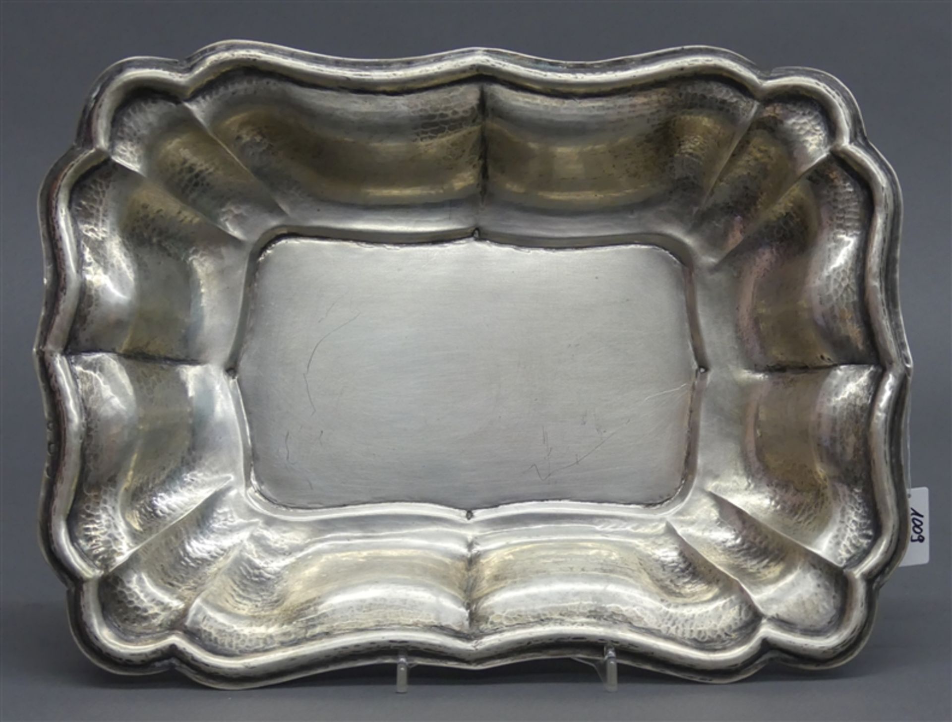 Schale, um 1900Silber, punziert, Hammerschlagdekor, Wellrand, ca 718g, b 34 cm,