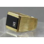 Herrenring14 kt. Gelbgold, Onyxeinlage, 1 kl. Diamant, ca. 8 g schwer, RM 64,