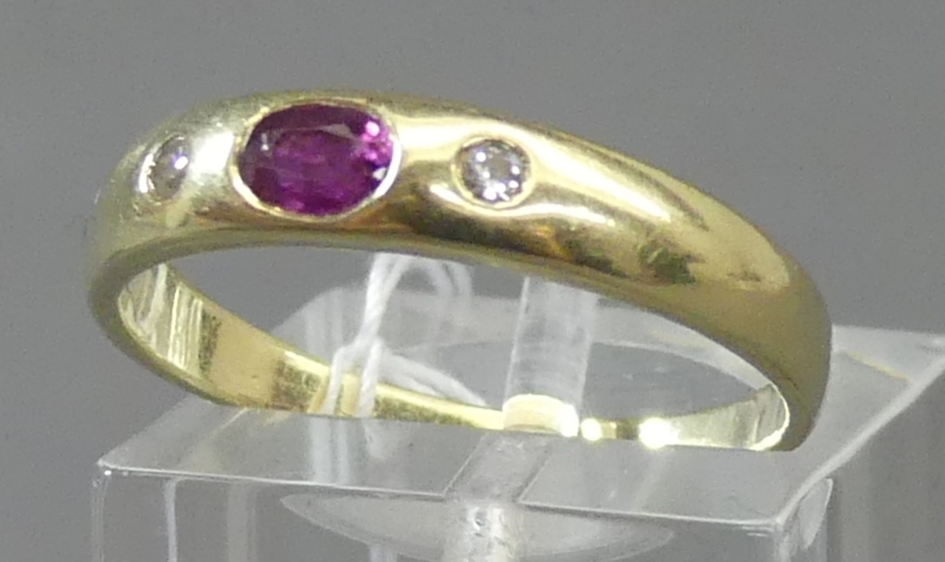 Bandring900er Gold, 1 ovaler Rubin, 2 kleine Brillanten, ca 3g, RM 58,