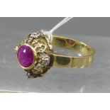 Damenring14 kt. Gelbgold, mittig 1 runder Pink-Saphir,m ca 0,50 ct., durchbrochen gearbeitete