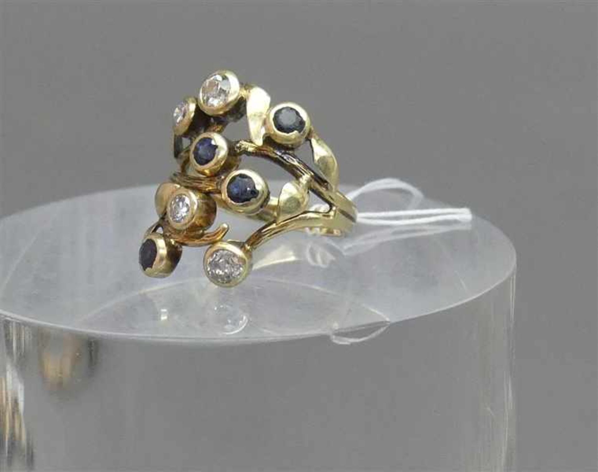 Damenring, um 1920, 14 kt. Gelbgold, besetzt mit 4 Diamanten, zus. ca 0,30 ct., 4 Saphire,