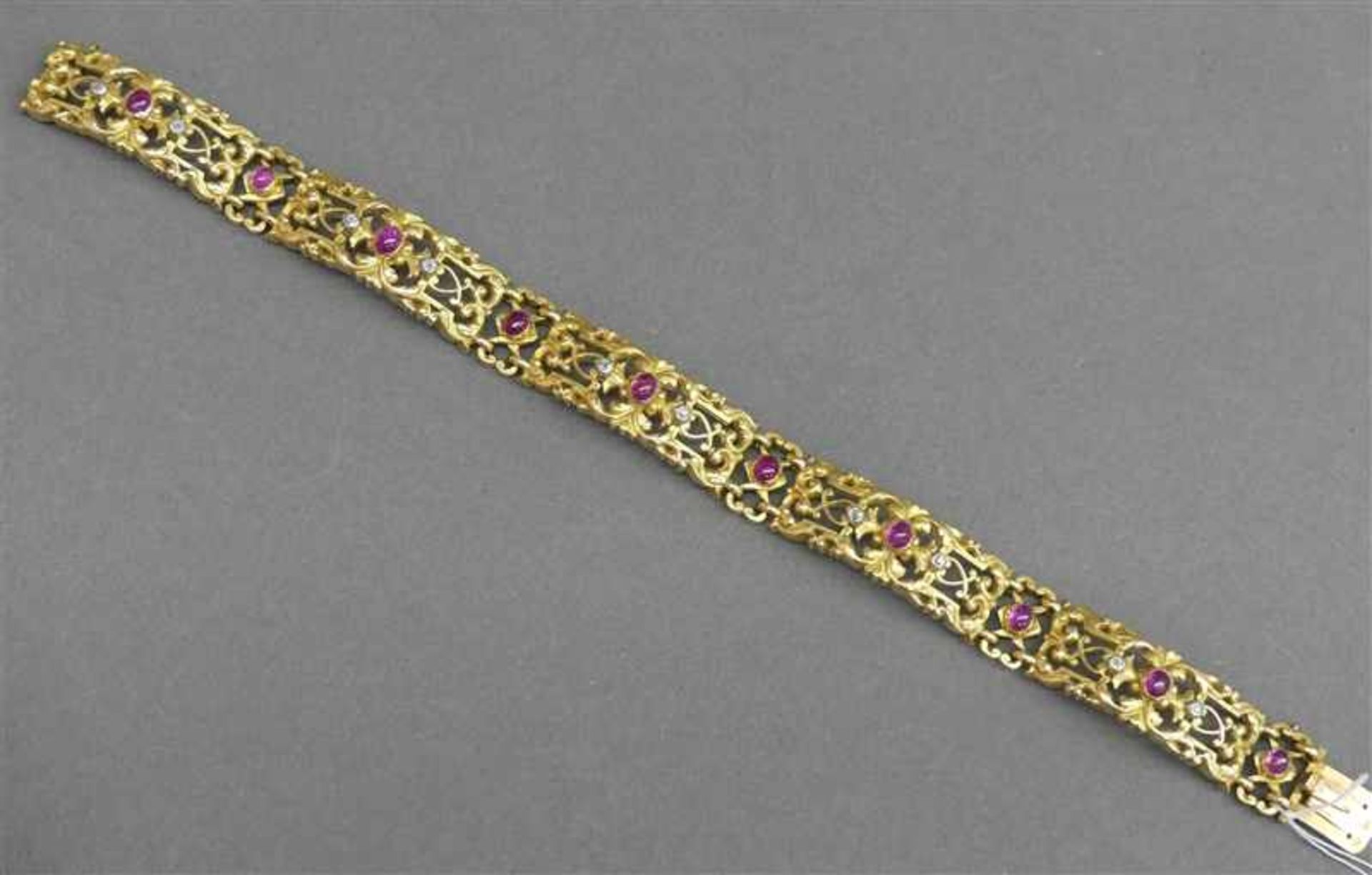 Armband, um 1920 14 kt. Gelbgold, mit 10 Rubincabochons, und 10 Diamanten besetzt, durchbrochen