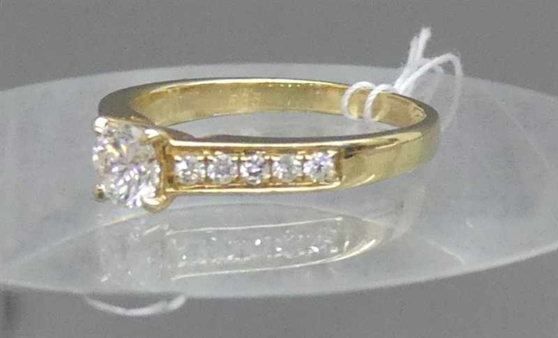 Damenring14 kt. Gelbgold, 1 Brillant, 0,55 ct., weiß, si, 10 Brillanten als Besatz zus. 0,18 ct., (