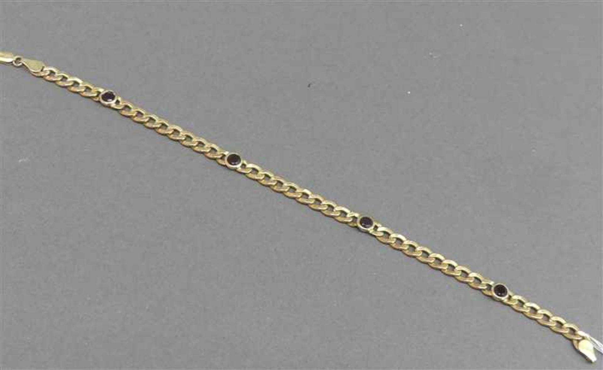 ArmbandFlachpanzer, 14 kt. Gelbgold, mit 4 böhmischen Granaten, l 17 cm, 5,2 g schwer,