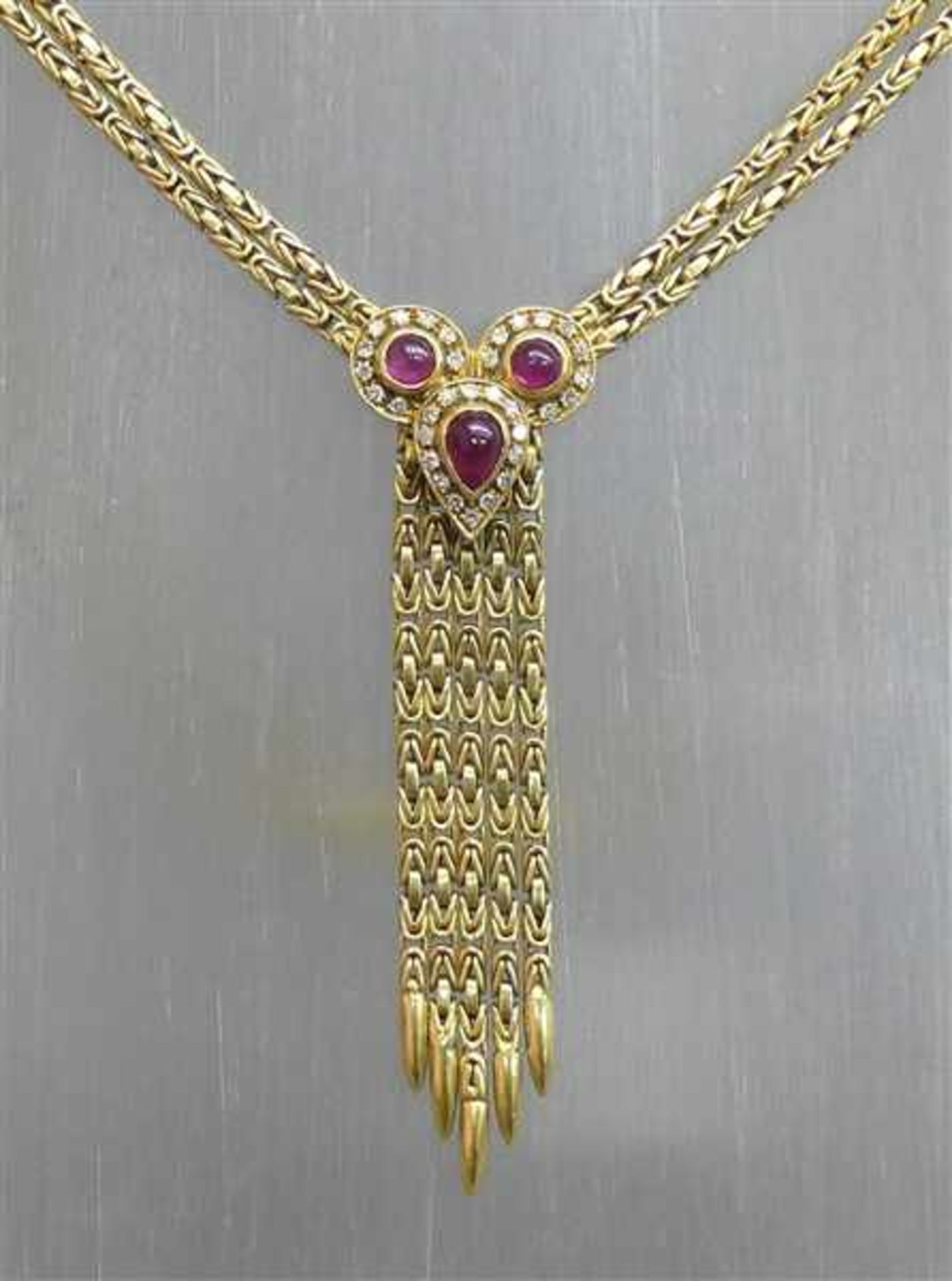 Collier18 kt. Gelbgold, zweireihig, Königskette, mittig Medaillon mit drei Rubincabochons,