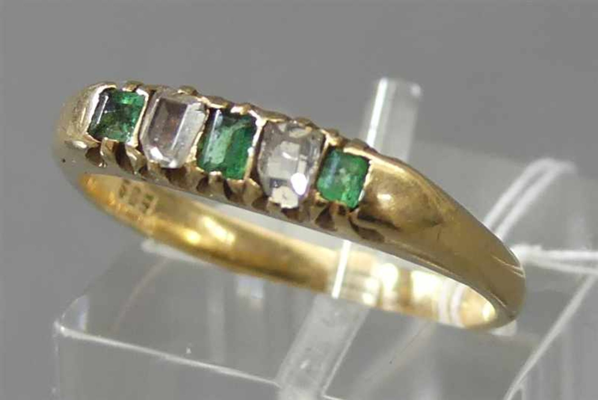 Damenring, 19. Jh. 14 kt. Gelbgold, 3 Smaragde, 2 Diamantbaguetten, teilweise beschädigt, ca 3g,