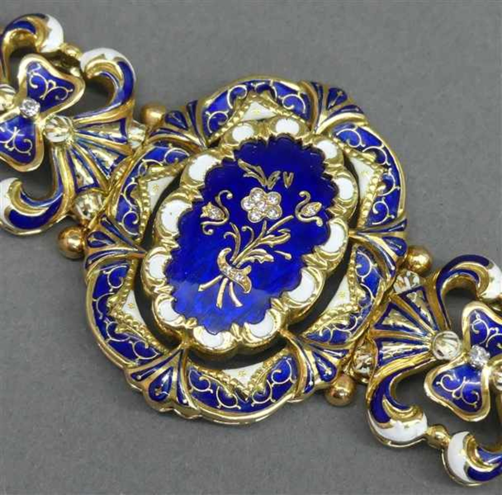 Armband18 kt. Gelbgold, blau-weiß emailliert, Blumen- und Ornamentdekor, durchbrochen gearbeitet, - Bild 2 aus 4