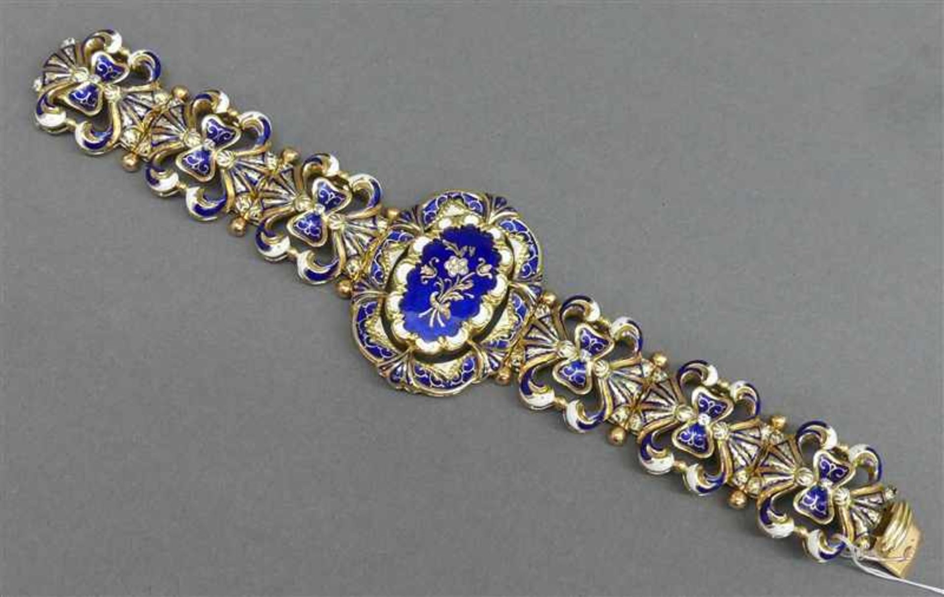 Armband18 kt. Gelbgold, blau-weiß emailliert, Blumen- und Ornamentdekor, durchbrochen gearbeitet,