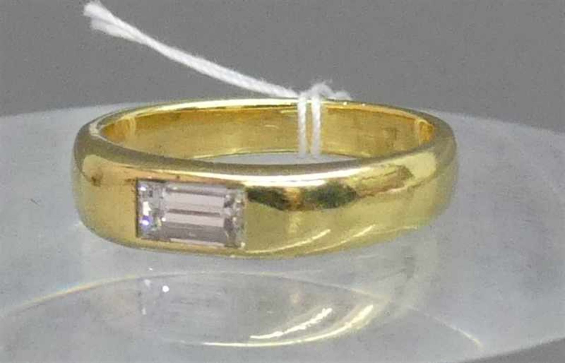 Damenring18 kt. Gelbgold, 1 Diamantbaguette ca 0,40 ct., weiß, vsi, ca 5g, RM 51,5