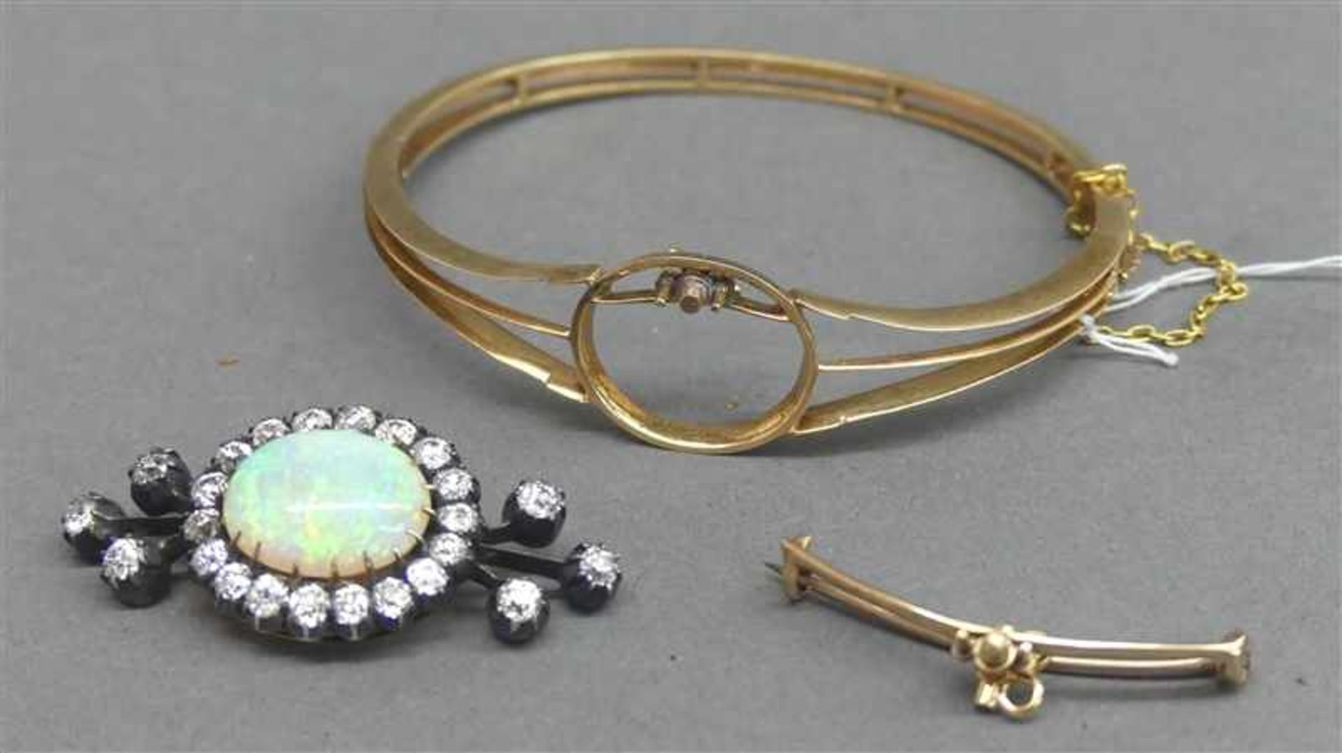 Armreif, 19. Jh. 14 kt. Gelbgold und Silber, 1 ovaler Opal 10x12 mm, besetzt mit 24 - Bild 2 aus 3