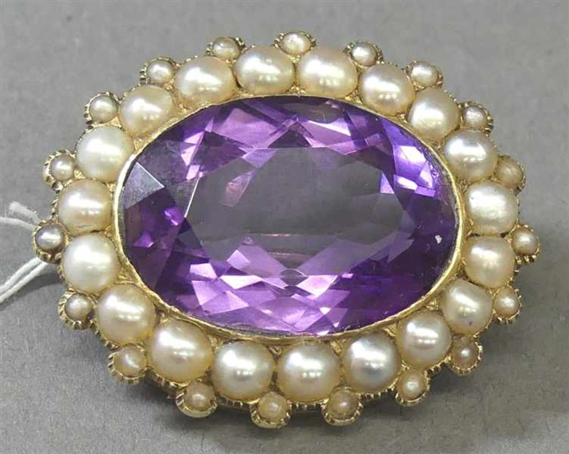 Brosche, um 19009 kt. Gelbgold, England, 1 ovaler Amethyst, Kranz mit Orientperlen, ca 9g, b 30 cm