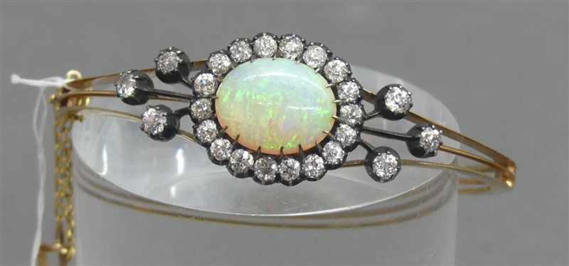 Armreif, 19. Jh. 14 kt. Gelbgold und Silber, 1 ovaler Opal 10x12 mm, besetzt mit 24