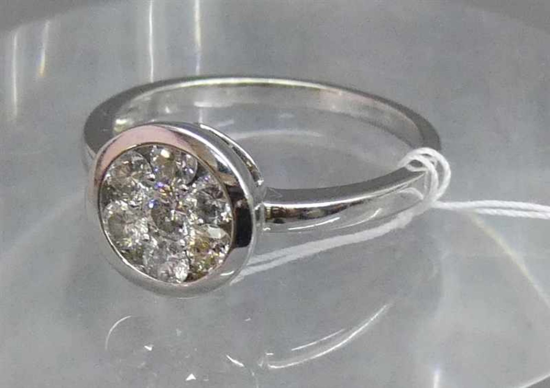 Damenring14 kt. Weißgold, besetzt mit 7 Diamanten zus. ca 0,70 ct., Blütenform, ca 4g, RM 56,