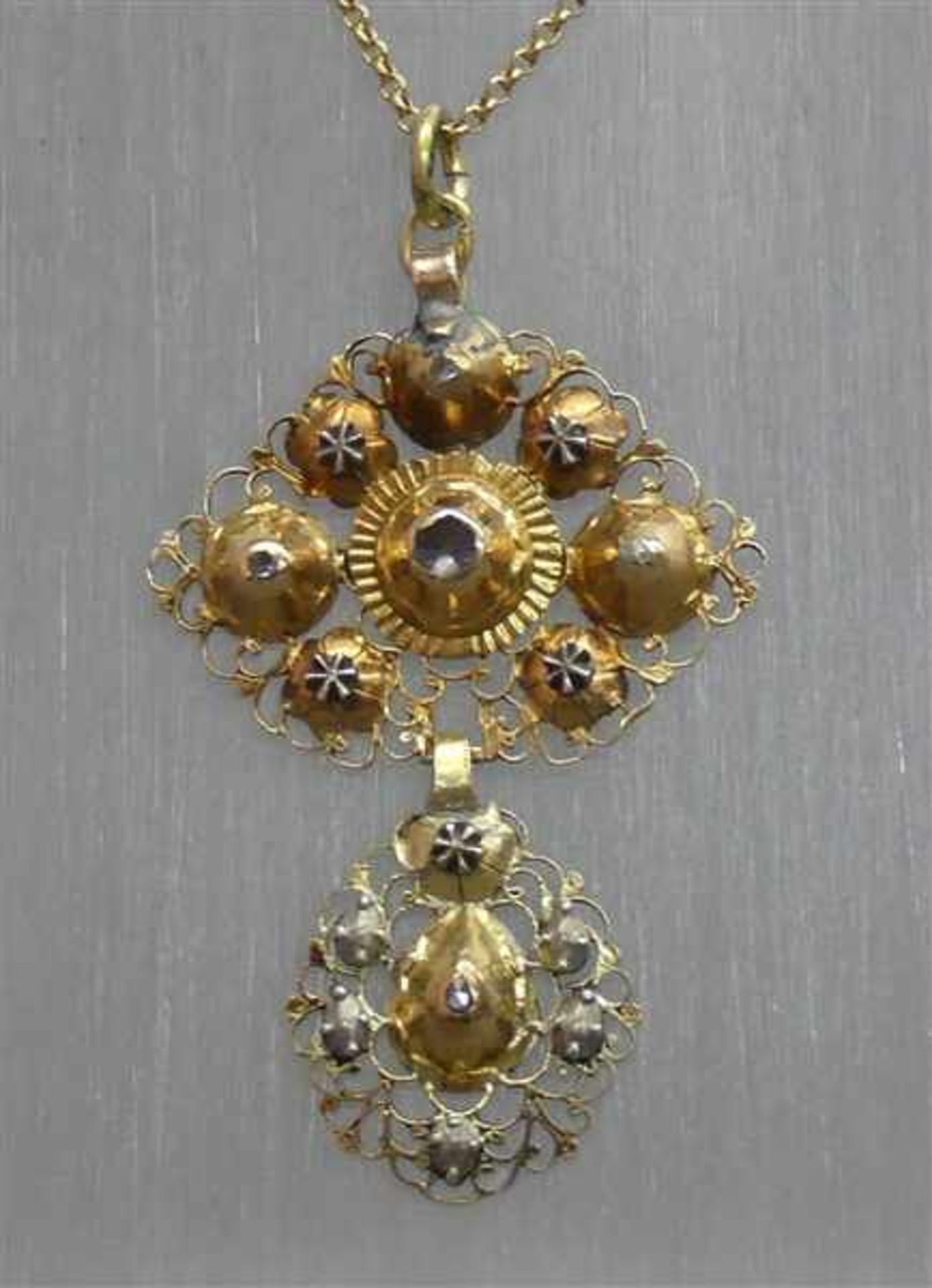 Kreuzanhängerantik, 18 kt. Gelbgold, wohl Spanien, 5 Diamantrosen, durchbrochen gearbeitet, an