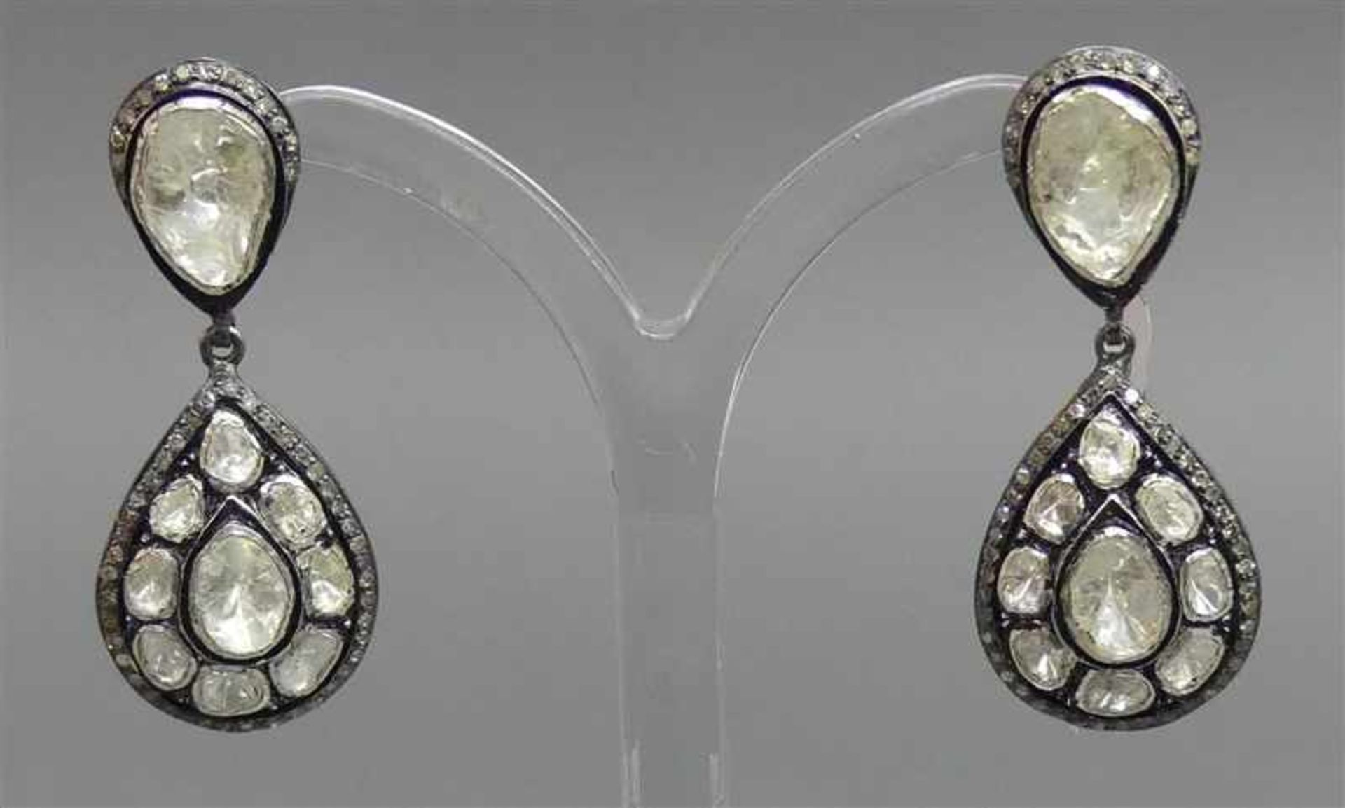 Paar OhrhängerSilber, teilvergoldet, besetzt mit zahlreichen, Diamanten zus. ca 2,60 ct.,