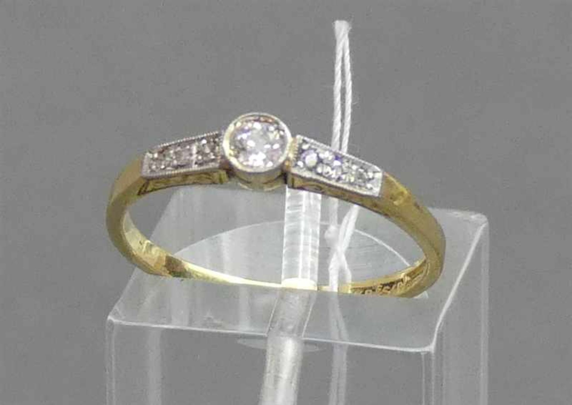 Damenring18 kt. Gelbgold und Platin, mittig 1 Altschliffdiamant ca 0,10 ct., 6 kleine Diamantrosen