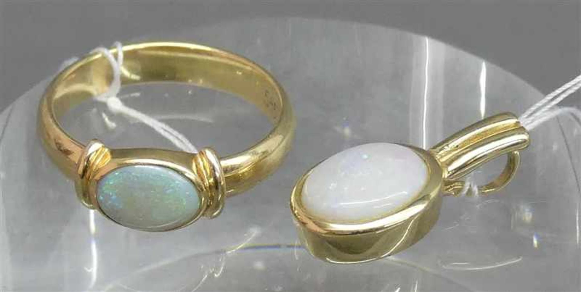 Damenring mit Anhänger14 kt. Gelbgold, mit je einem großen Opal, 6,3 g schwer, RM 54,