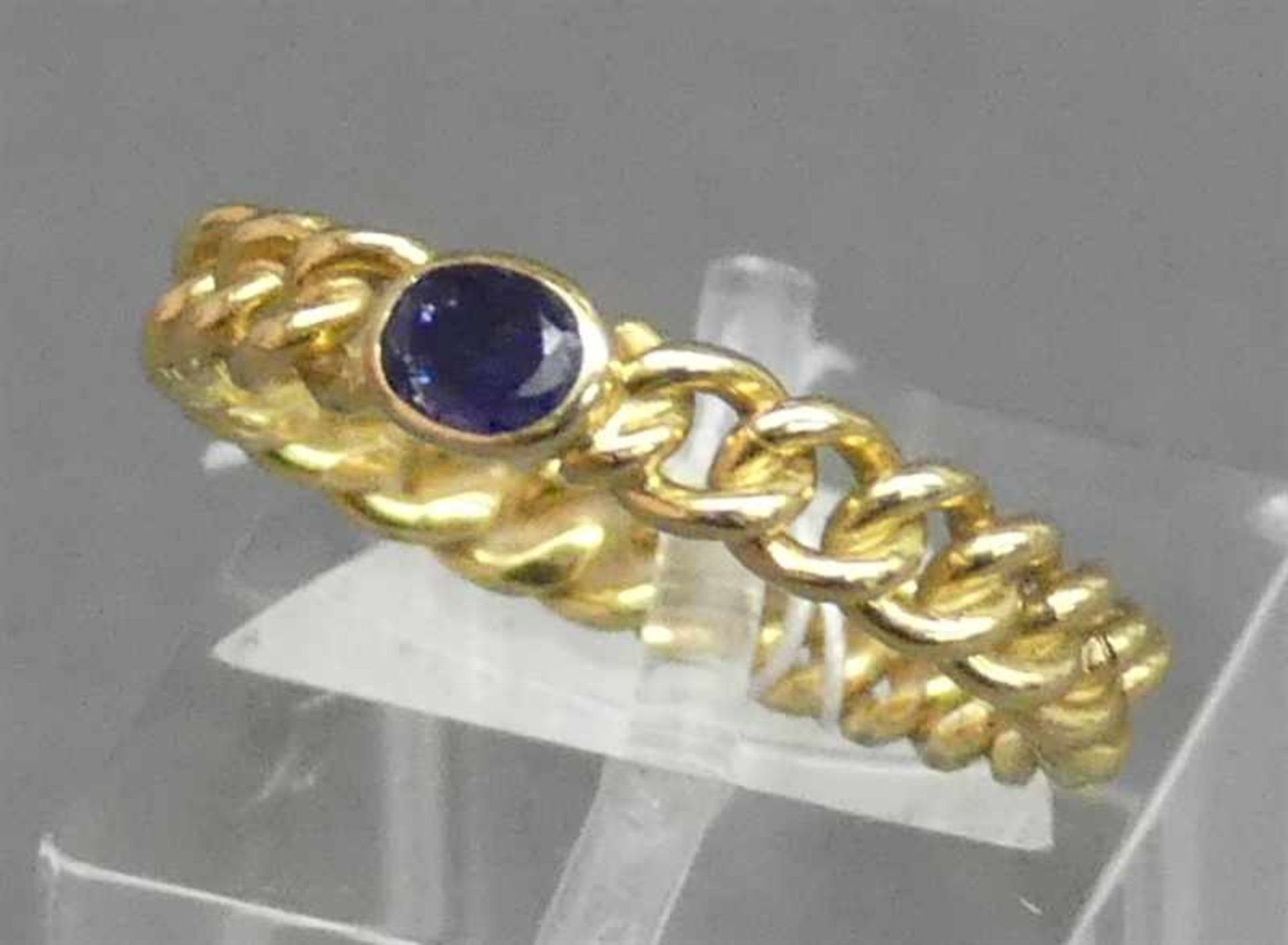 Damenring18 kt. Gelbgold, mittig blauer Saphir, 2,1 g schwer, RM 54,