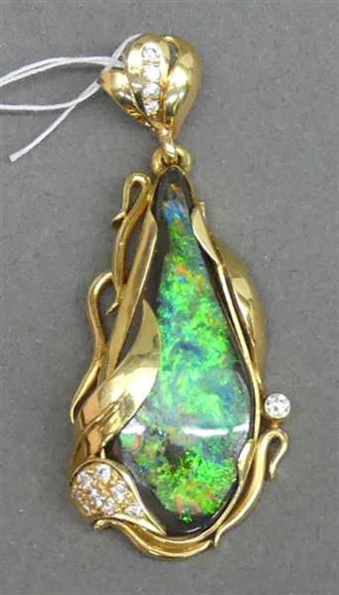 Anhänger18 kt. Gelbgold, 1 tropfenförmiger Opal, besetzt mit 13 Diamanten, durchbrochen