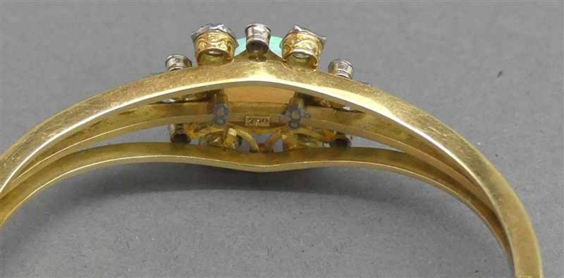Schmuckgarnitur18 kt. Gelbgold, 1 Armreif, 1 Brosche, 2 Opale, zahlreiche Altschliffdiamanten, - Bild 5 aus 5