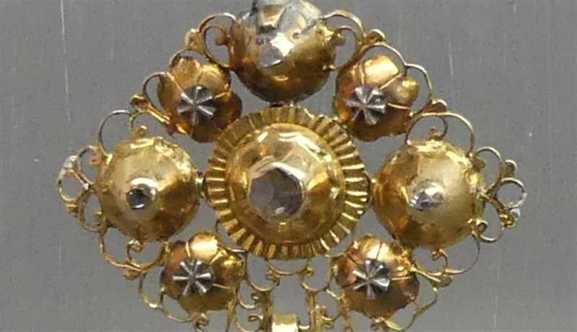 Kreuzanhängerantik, 18 kt. Gelbgold, wohl Spanien, 5 Diamantrosen, durchbrochen gearbeitet, an - Image 2 of 2