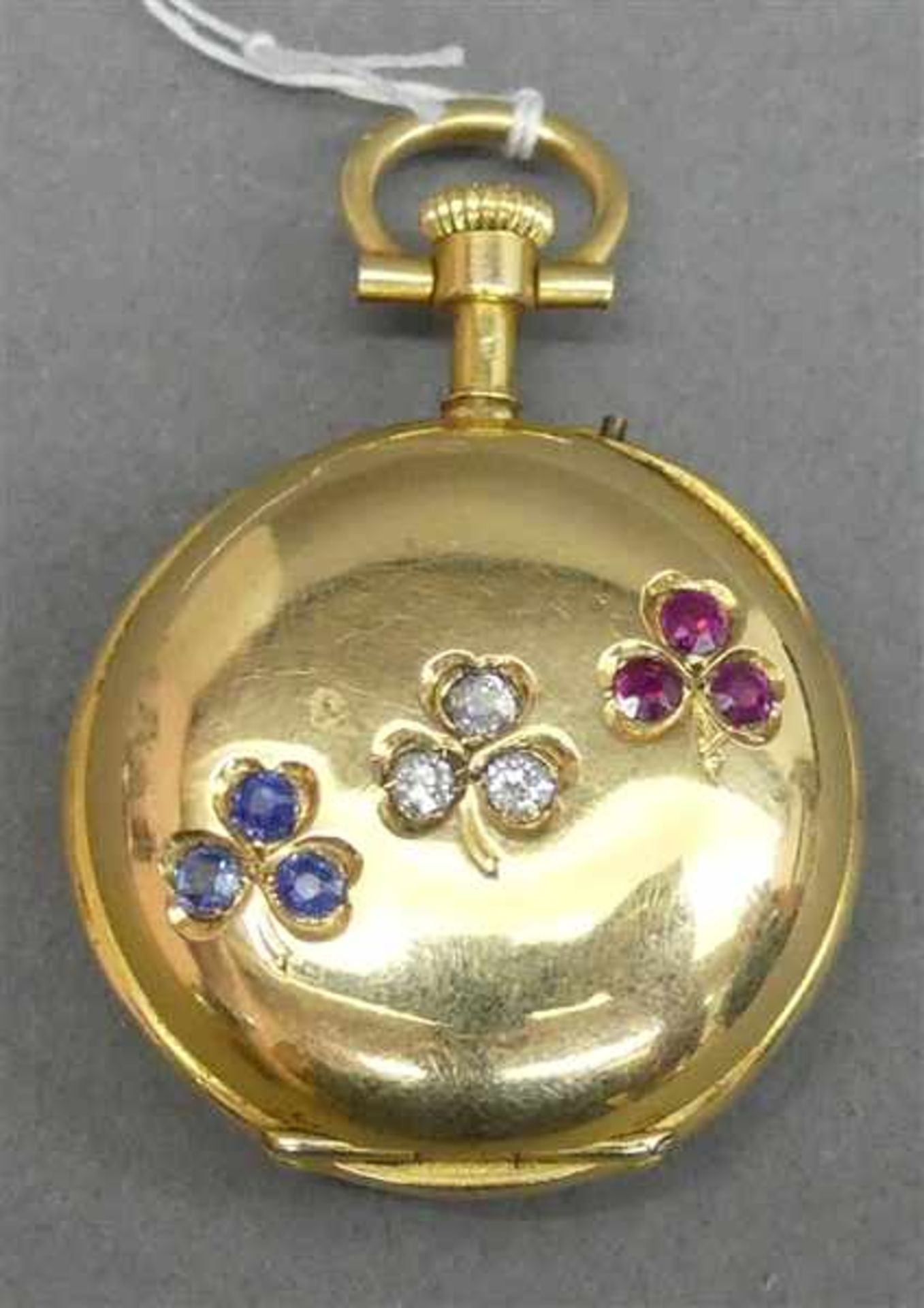 DamenhängeuhrRückdeckel und Staubschutzdeckel mit Blütendekor, Saphire, Rubine, Diamanten, graviert,