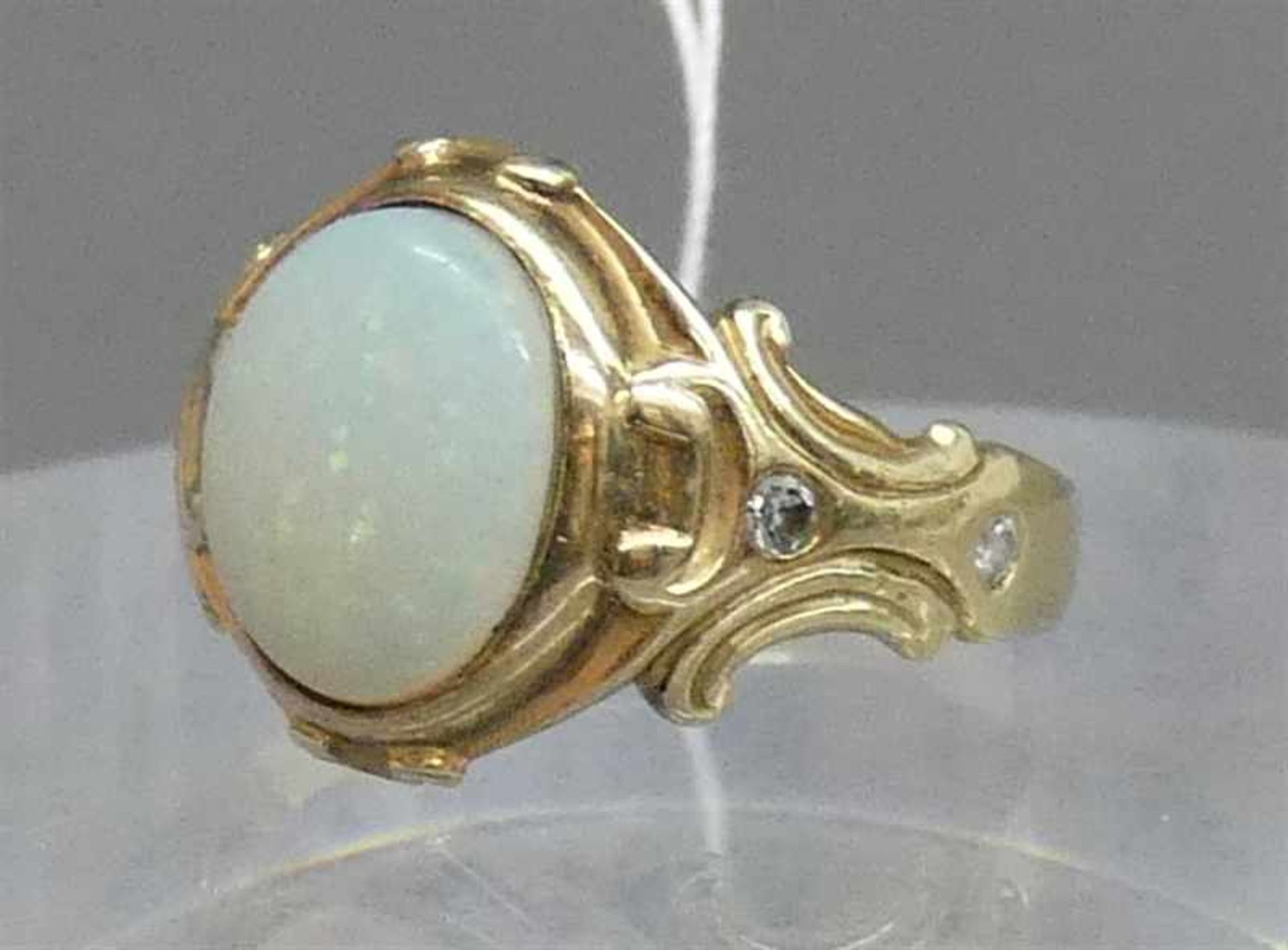 Damenring, um 190014 kt. Gelbgold, 1 Opal, 4 kleine Diamanten, Relieffassung, ca 5g, RM 52