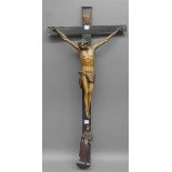 Kreuz mit Christus und Assistenzfigur, Süddeutsch, 19. Jh., gefasst, Fassungsschäden, Gesamthöhe