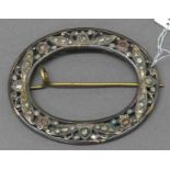 Gewandschließe, 19. Jh., Metall, durchbrochen gearbeitet, mit Glas- und Farbsteinchen besetzt, oval,