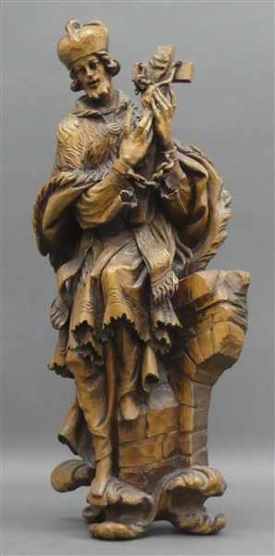 Holzskulptur Darstellung des Heiligen Nepomuk, natur, Mitte 20. Jh., h 62 cm,- - -20.00 % buyer's