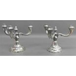 Paar Kerzenleuchter 835er Silber, barocke Form, je dreiflammig, Metallplatte am Standfuß, brutto