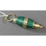 Anhänger 14 kt. Gelbgold, grünes Email, in Form eines Füllers, wohl Faberge, ca 3g, l 3,5 cm,- - -