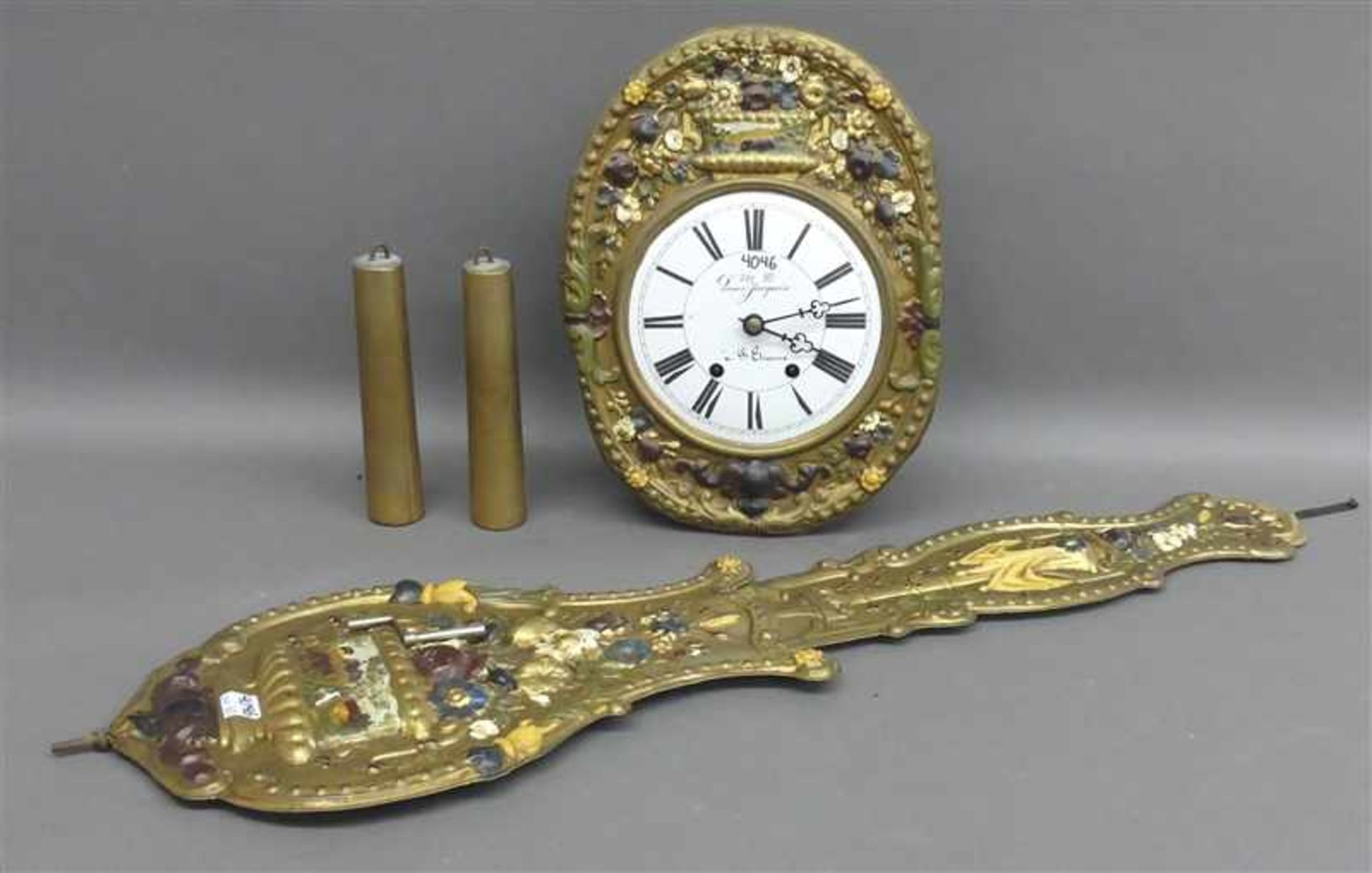 Wanduhr Burgunderform, Frankreich 20. Jh., reliefiertes Gelbmetall, Prunkpendel, zwei Gewichte,