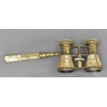 Operngucker mit Handgriff, aufwendiger Perlmuttdekor, um 1900, Gelbmetall,- - -20.00 % buyer's