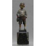 Bronzeskulpturkleiner Junge mit Schuhen in der Hand, signiert August Schmidt-Felling, 1895 - 1930,
