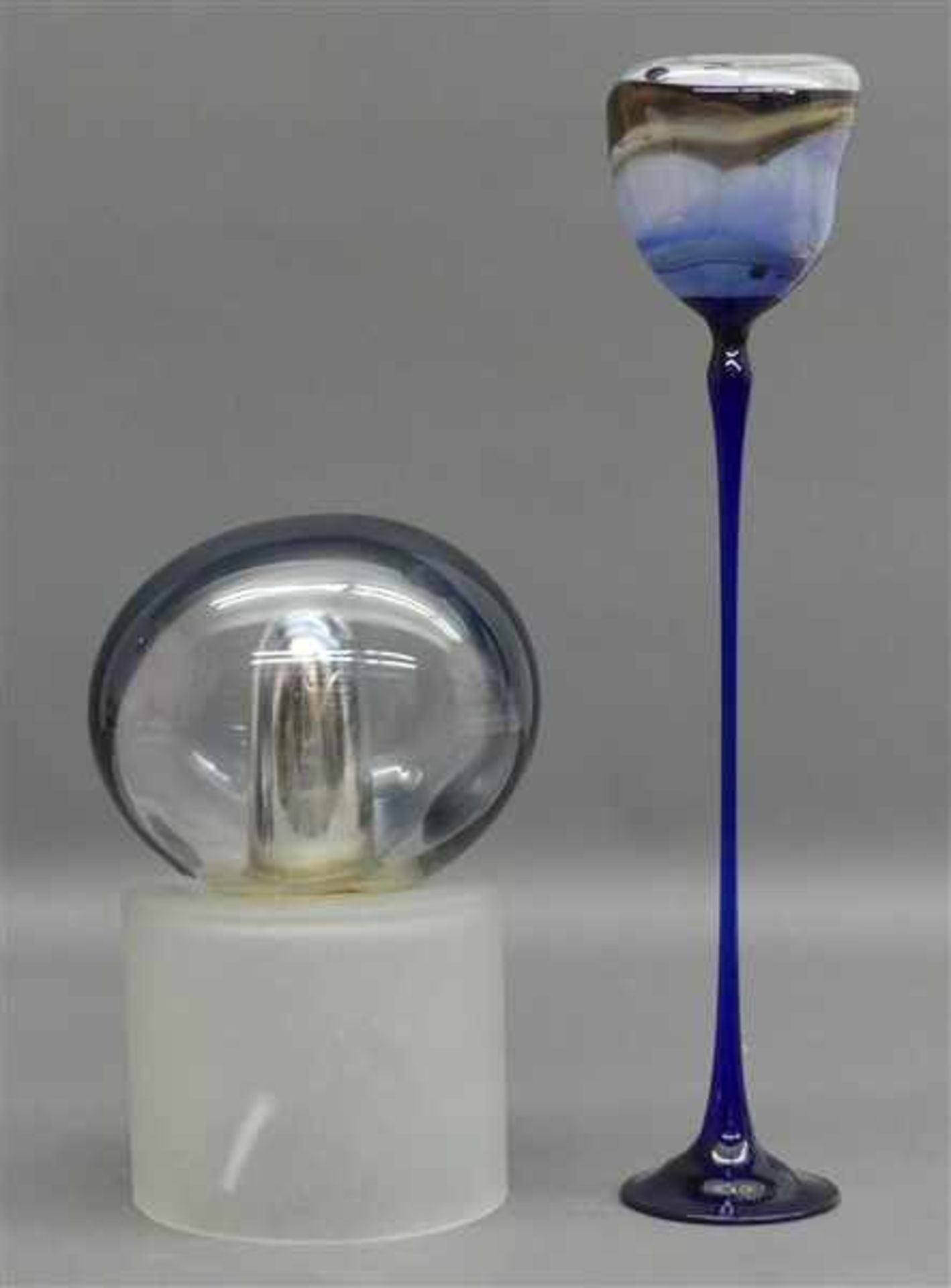 Paar Glasobjekte20. Jh., 1 x Pokalglas, verschieden farbig eingefärbt, blauer Stiel, unleserlich